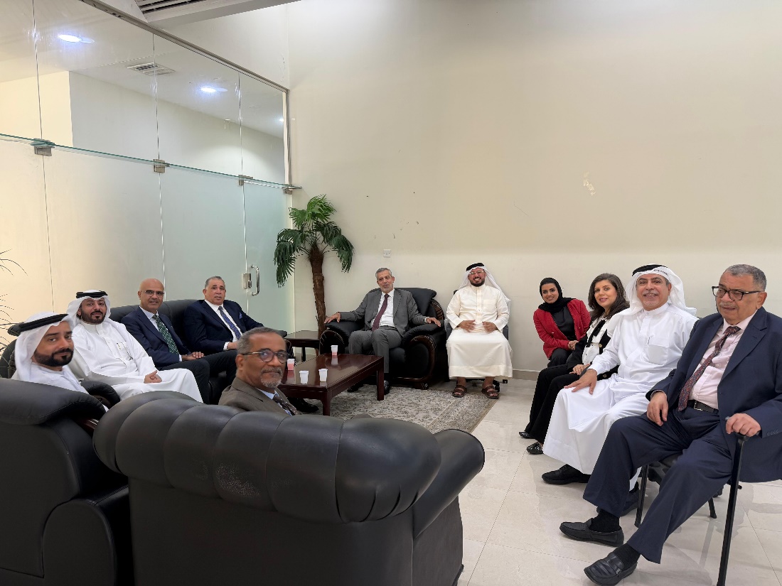 ‏جولة الوفود المشاركة في المؤتمر العربي الأول للقانون والمحاماة ‏في مبنى المحاكم بوزارة العدل والشؤون الإسلامية والأوقاف